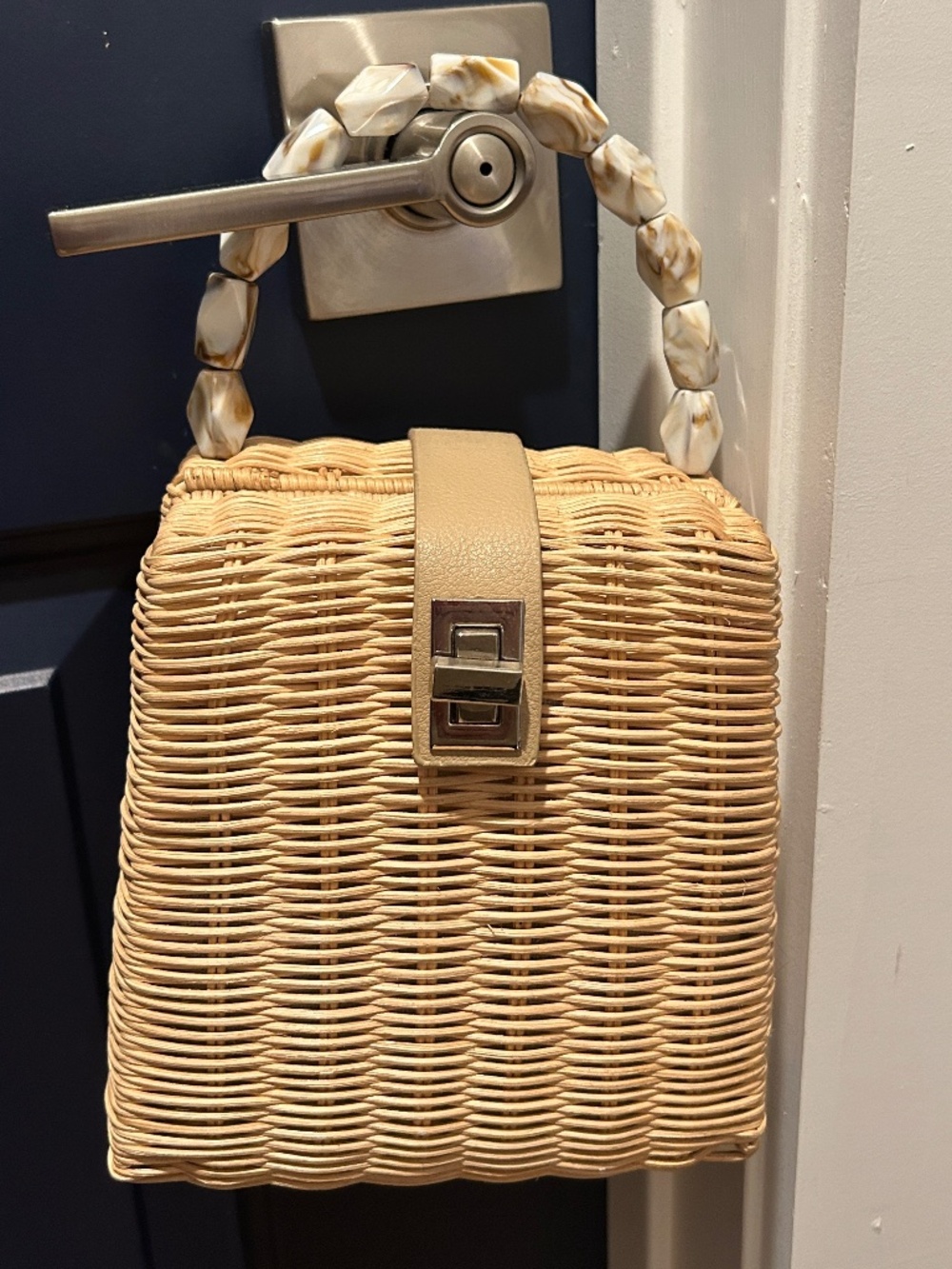 Straw bag with enamel handle